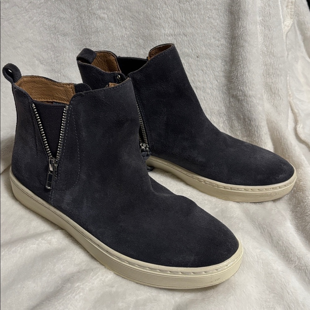 Söfft Britton bootie: Navy with side zipper